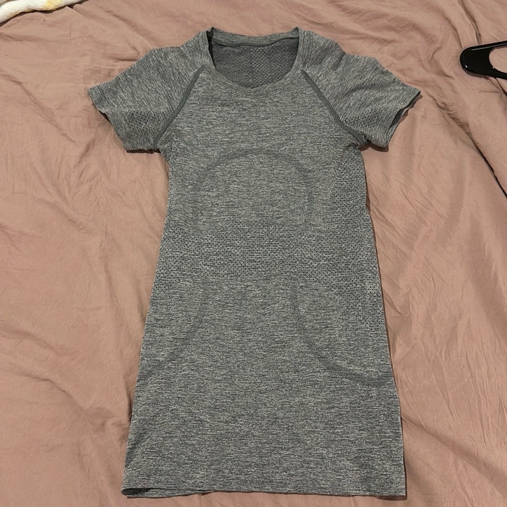 Lululemon Swiftly Tech Gray Short Sleeve Hip Length Size